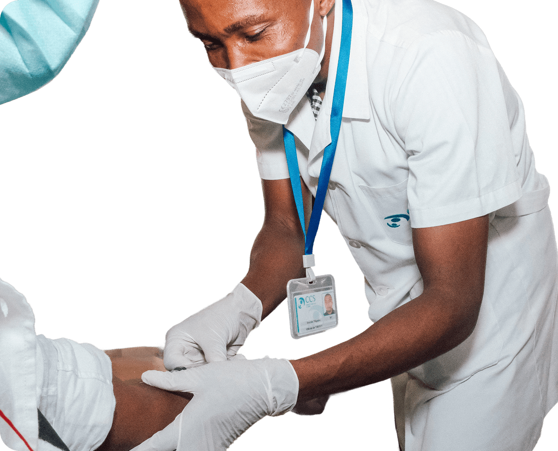 Profissional de saúde a administrar vacina