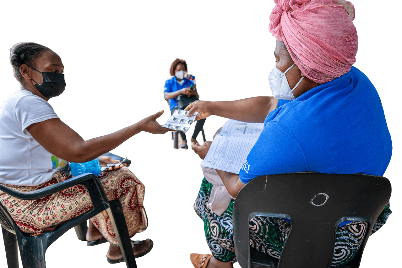 Profissional de saúde a administrar vacina