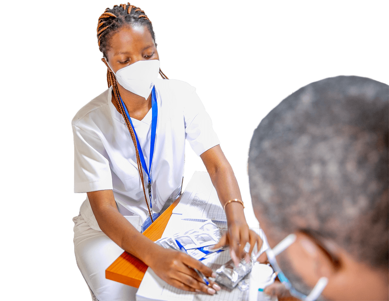 Profissional de saúde a administrar vacina